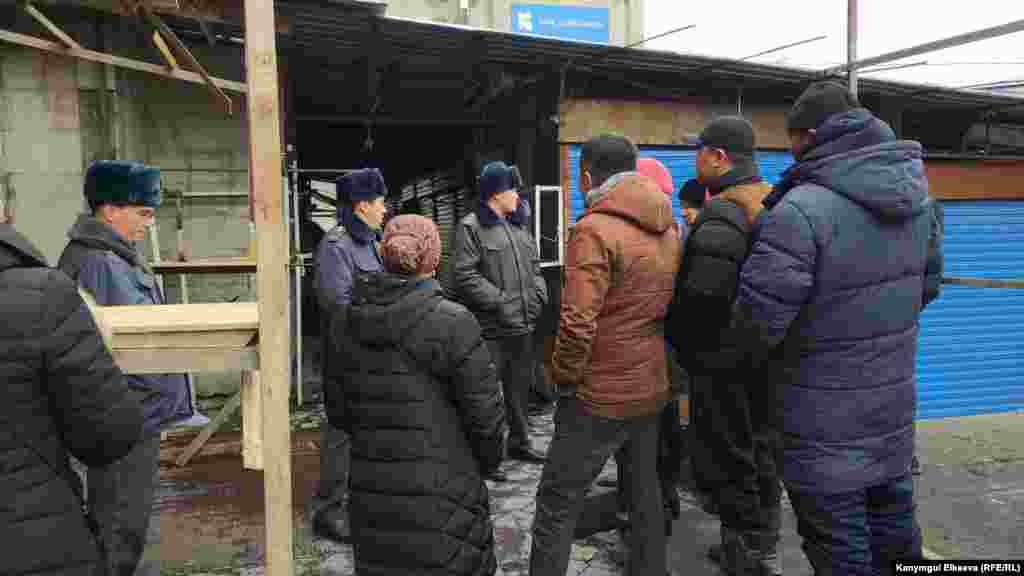 Милиция окуя болгон жерди курчап, коопсуздук үчүн эч кимди киргизбей жатат. 