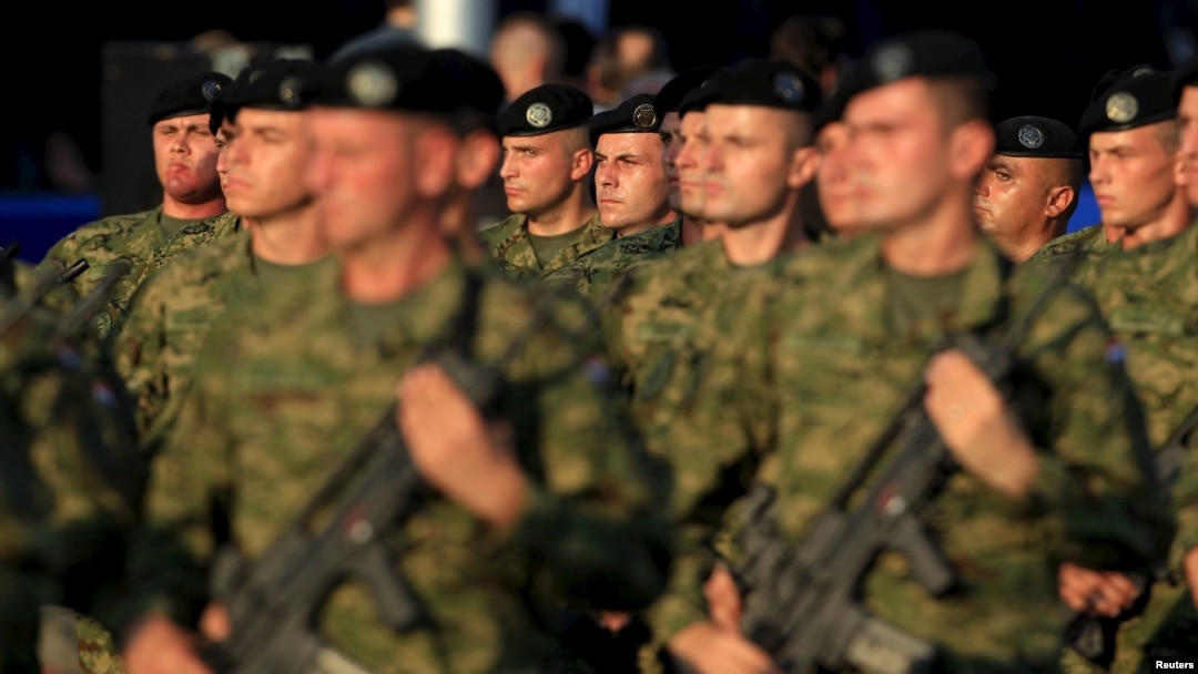 Hrvatska je nakon suspenzije obaveznog služenja vojnog roka 2007.godine zbog nedostatnog interesa mladih, sljedeće 2008. godine uvela dobrovoljno služenje. (Na fotografiji pripadnici Oružanih snaga Republike Hrvatske)