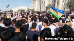 Билік Өзбекстан Конституциясы енгізбек болған өзгертулерге наразылық білдіріп,2022 жылдың шілде айында Қарақалпақстан астанасы Нөкісте көшеге шыққан жұрт.