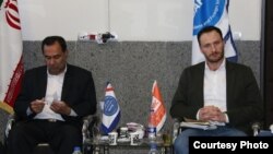 عکسی از اولیویه فاندهکاستیل (سمت راست)، عضو سابق بلژیکی امداد بینالملل، در کرمان