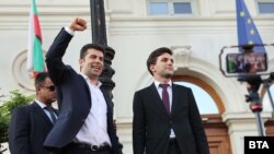 Кирил Петков и Никола Минчев пред демострация на свои поддръжници пред Народното събрание в четвъртък
