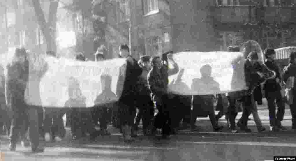 Желтоксон окуялары, 1986-жыл, декабрь - Демонстрация казахской молодежи на площади Брежнева, ныне площадь Республики. Алматы, декабрь 1986 года. Фото из Центрального государственного архива Алматы.