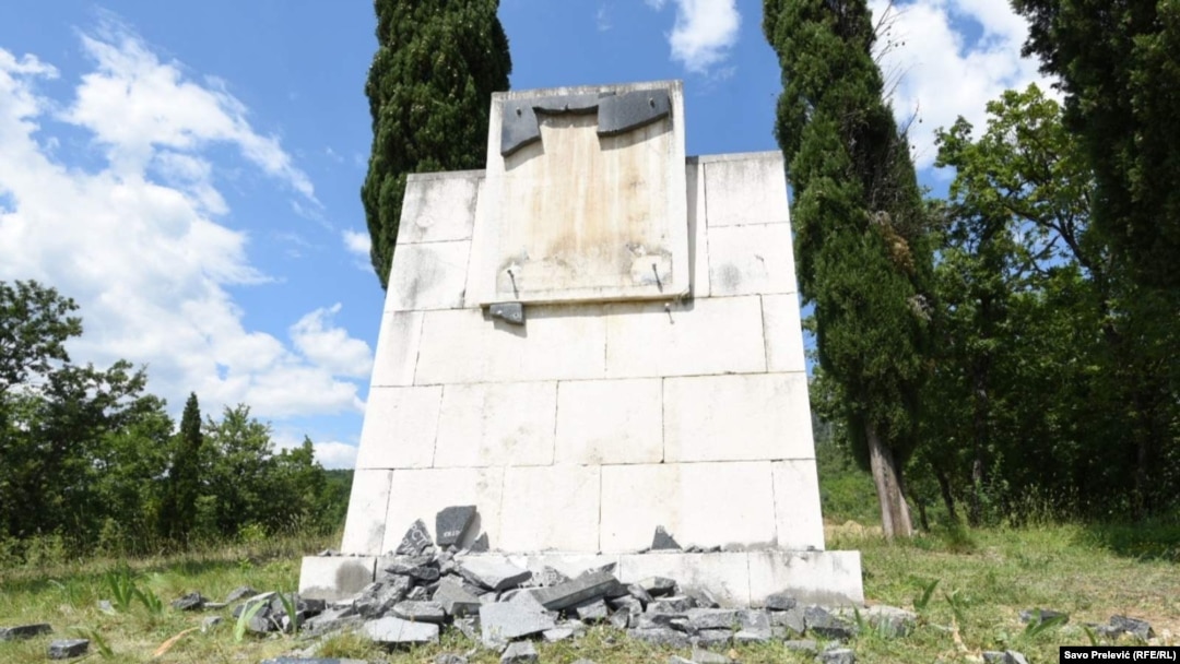 Polomljene mermerne ploče na spomeniku na Ravnom lazu, nadomak Podgorice, na mjestu gdje je donijeta odluka o podizanju Trinaestojulskog ustanka protiv fašista u Drugom svjetskom ratu (24. maj 2020.)