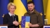 Президентка Єврокомісії Урсула фон дер Ляєн передає президенту України Володимиру Зеленському опитувальник для отримання Україною статусу кандидата на членство в ЄС. Київ, 8 квітня 2022 року