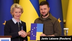 Еврокомиссиянын төрайымы Урсула фон дер Ляйен Украинанын президенти Владимир Зеленский. Киев, 8-апрель, 2022-жыл