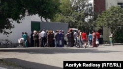 Azyk nobatynda duran ýaşaýjylar. Arhiw suraty
