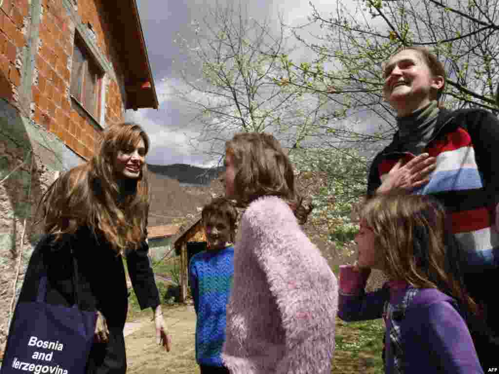 Angelina Jolie u društvu najmlađih, Medjedja, 05.04.2010.