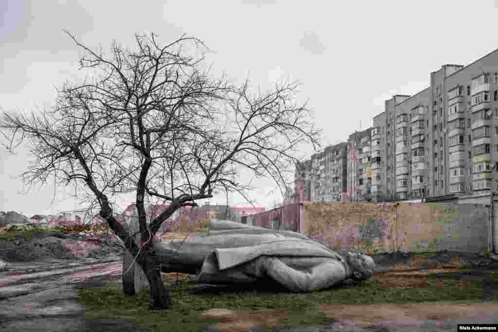 When media outlets recently reported that Ukraine&#39;s last Lenin statue had been removed as part of Ukraine&#39;s decommunization drive, photographer Niels Ackermann was skeptical of the timing. &quot;There had actually been announcements in December [2016] that the last Lenin statue had been removed, so I think they published this news now to connect it to what&#39;s happening in the U.S.&quot;
