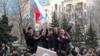 Когда, казалось бы, Украина выбрала Запад, вдруг целые регионы на востоке страны поднимают российские флаги