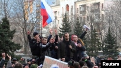 Когда, казалось бы, Украина выбрала Запад, вдруг целые регионы на востоке страны поднимают российские флаги