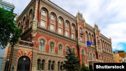 Національний банк України встановив опівдні довідкове значення курсу 27 гривень 5 копійок за долар