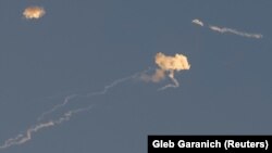 Urme de rachete și fum după explozii de rachete sunt văzute pe cer deasupra orașului în timpul unui atac cu rachete rusești, după atacul Rusiei asupra Ucrainei, la Kiev. 17 noiembrie 2024. 