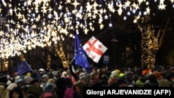 Demonstranții antiguvernamentali protestează în fiecare noapte pe străzile din Tbilisi de mai bine de trei săptămâni.
