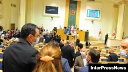 დაპირისპირება პარლამენტის სხდომათა დარბაზში. 12 ივლისი, 2021 წ.