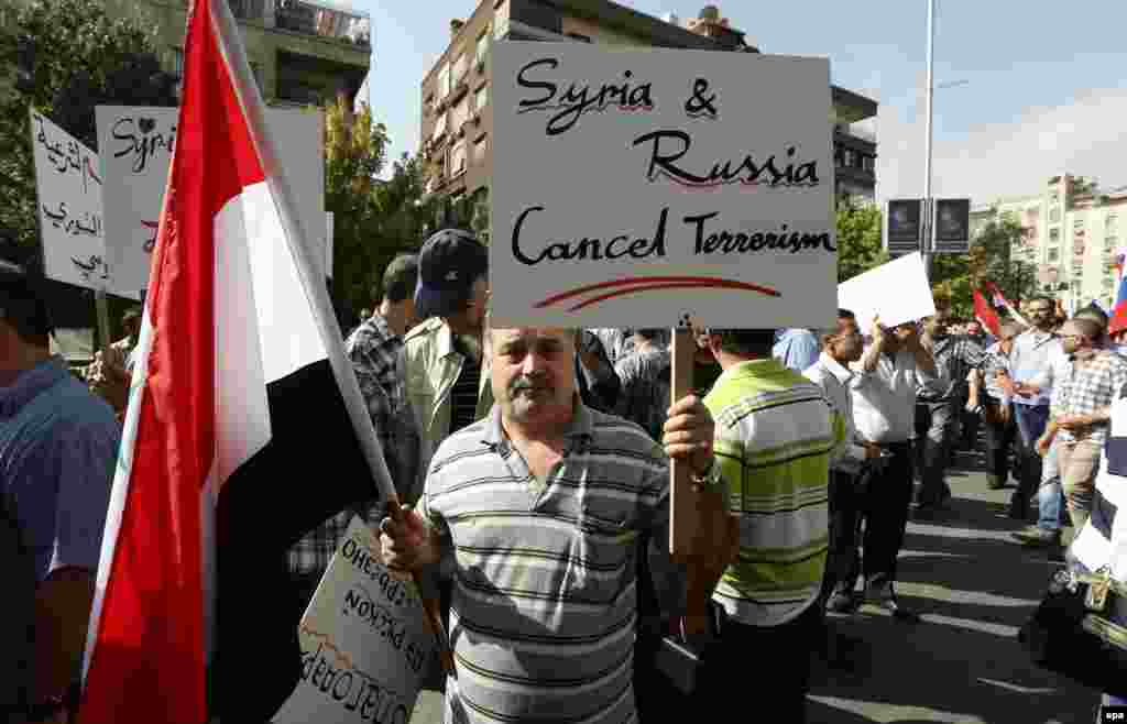 В то же время напротив здания российского посольства в Дамаске 13 октября прошла демонстрация в поддержку бомбардировок России на территории Сирии. Во время акции в здание выстрелили двумя ракетами. Глава МИД России Сергей Лавров заявил, что Москва расценивает обстрел посольства как теракт.