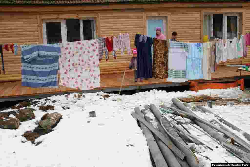 Лагерь "Ромашка" под Харьковым, где живут переселенцы из Луганской и Донецкой областей