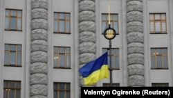Семеро чиновників з Києва та регіонів звільнили, а головам КМДА Віталію Кличку та начальнику КМВА Сергію Попку оголосили догану 