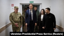 NATO-nyň Baş sekretary Mark Rutte (ortada) we Ukrainanyň prezidenti Wolodymyr Zelenski (sagda) Odessada. 15-nji aprel, 2025 ý.