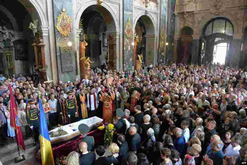 Тисячі львів’ян провели в останню путь співака Паризької національної опери Василя Сліпака, який загинув від кулі снайпера 29 червня, воюючи у складі Добровольчого українського корпусу «Правий сектор». Львів, 1 липня 2016 року ЧИТАТИ