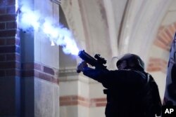 Polițiștii din Los Angeles au tras gloanțe de cauciuc și bombe cu fum în mulțimea de protestatari, precum și grenade de tip flash-bang, cu scopul de a dezorienta mulțimea.