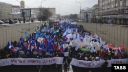 Şenbe güni müňlerçesi adam Moskwada çagalaryň daşary ýurtlular tarapyndan perzentlige alynmagynyň gadagan edilmegine çagyryş edip, demonstrasiýa geçirdi. Moskwa, 2-nji mart, 2013.
