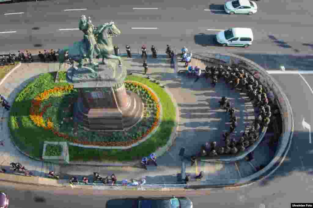 Поліція не дозволила знести пам'ятник Щорсу у Києві, 30 червня 2016 року (зйомка з квадрокоптера)