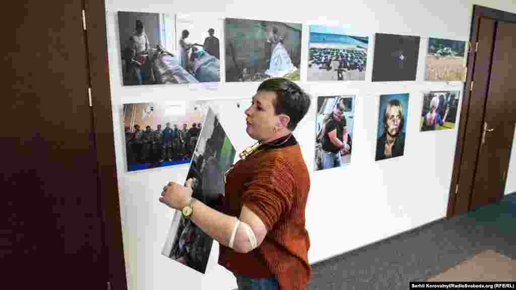 У рамках виставки «Україна під час війни» в коридорах міністерства були розвішані світлини українських фотожурналістів, що висвітлювали війну на сході
