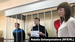 Підсудні розділені на кілька груп по чотири людини, всього їх 24