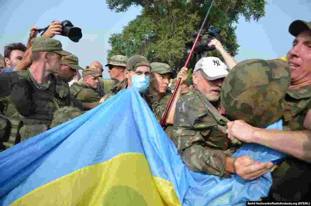 Під час підходу хресної ходи до місця, де стояли активісти, Нацгвардія заблокувала активістів, щоб уникнути провокацій і сутичок
