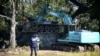 Під час демонтажу радянського танка Т-34, що був встановлений як пам’ятник, присвячений Другій світовій війні. Нарва, Естонія, 16 серпня 2022 року