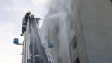Пожарные тушат пожар в многоэтажном доме после атаки российских беспилотников на Харьков, Украина, 7 июля 2025 года