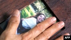 Акико Сабери, Роксана Саберинин энеси кызынын сүрөтүн кармап турат. Тегеран, 18-апрель, 2009-жыл