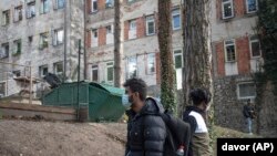 Архива - Мигранти пред прифатен камп во Босна и Херцеговина.