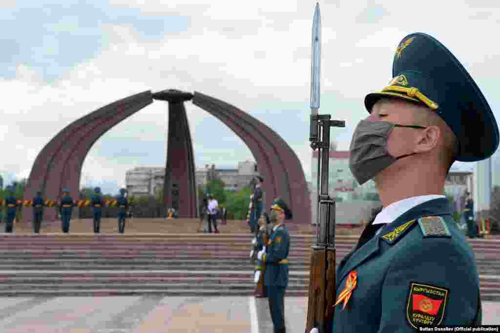 Улуттук гвардиянын "Ардактуу кароол ротасынын" жоокерлери Жеңиш аянтында Улуу Ата Мекендик согуштагы Жеңиштин 75 жылдыгынын урматына өткөн митинг-реквием учурунда. 9-май, 2020-жыл. 