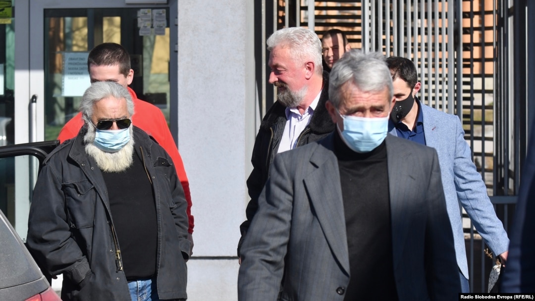 Pripadnici Ravnogorskog četničkog pokreta ispred Suda BiH - prvi u sredini Dušan Sladojević, lijevo u drugom redu Slavko Aleksić i desno Risto Lečić na izlasku iz zgrade Suda BiH, 22. februara 2021.