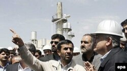 محمود احمدی نژاد در حال بازدید از پروژه آب سنگین در اراک ؛ شش روز قبل از پایان ضرب الاجل شورای امنیت برای توقف برنامه هسته ای ایران