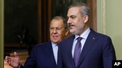 Міністр закордонних справ Туреччини Хакан Фідан (п) та його російський колега Сергій Лавров, архівне фото