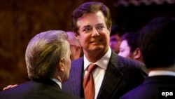 Пол Манафорт (в центрі)