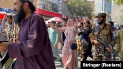 طالبانو په بېلابېلو برخو کې پر ښځو سخت محدوديتونه لګولي دي او د هغوی د اعتراضونو مخه يې هم نيولې.