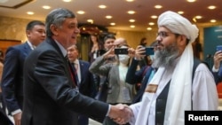 ضمیر کابلوف د طالبانو د پلاوي له مشر شهاب الدین دلاور سره، مسکو د ۲۰۲۱ کال د اکتوبر ۲۰مه