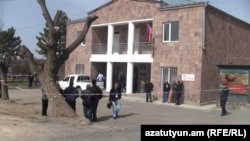 Պռշյանի գյուղապետարանի շենքը 2013 թվականի ապրիլի 2-ին` գյուղապետ Հրաչ Մուրադյանի սպանության օրը