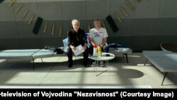 Glavni poverenik Sindikata Nezavisnost Darko Šper (desno) i predsednik Strukovnog sindikata Mijaz Čivović (levo) štrajkuju u zgradi Radio-televizije Vojvodine u Novom Sadu, 18. mart 2025. 