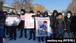 Участники митинга с требованием политических реформ и освобождения политзаключенных. Уральск, 28 февраля 2021 года.