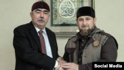 Owganystanyň wise-prezidenti Abdul Raşid Dostum (çepde) we Çeçenistanyň lideri Ramzan Kadyrow. Grozny, Çeçenistan