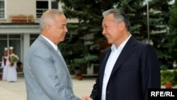 Кыргыз жана өзбек президенттери Ислам Каримов менен Курманбек Бакиев Чолпон-Ата шаарында. 31-июль, 2009-ж. 