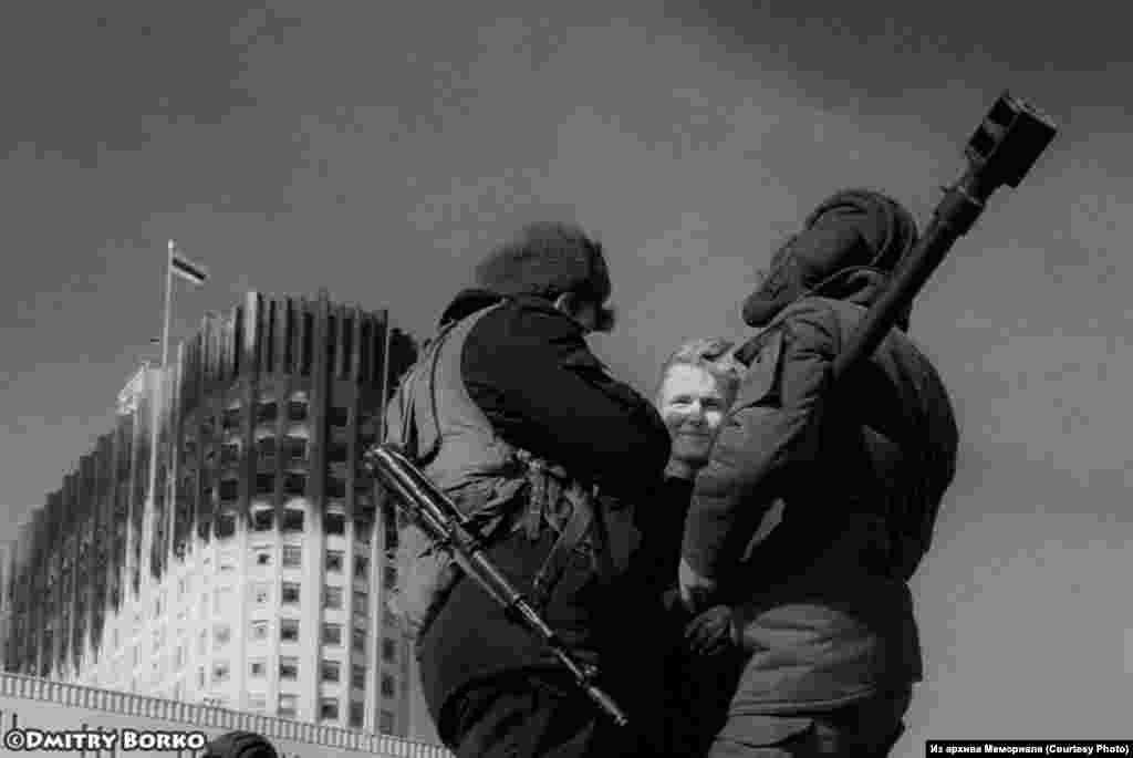 В Мемориале открылась выставка "Москва, 1993. Четырнадцать дней осени", на которой представлены работы фотографа Дмитрия Борко из фотоальбома "1991/1993".