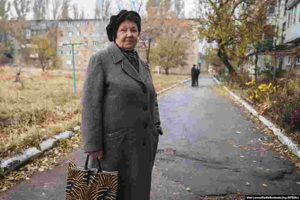 Місцева жителька одного з частково зруйнованих будинків скаржилася на те, що місцева влада ніяк не допомагає в ремонті зруйнованого житла, і все доводиться робити власноруч за особисті кошти