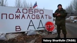 Громадяни і жителі Чехії не раз їздили воювати проти України на Донбасі (на фото – бойовик на в’їзді до окупованої Горлівки, грудень 2014 року)