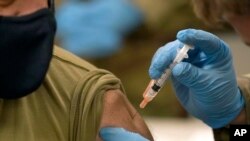 У світі триває вакцинація від коронавірусу