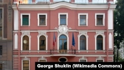 Асабняк на Цьвярской вуліцы зь сьцягамі Чэхіі і Эўразьвязу, Пецярбург, Расея, 2007 год